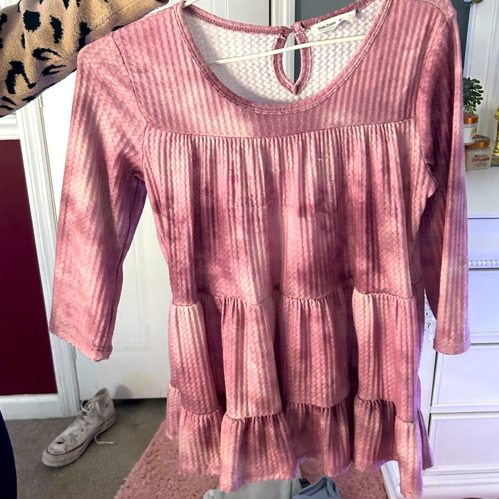It’s a pink tye dye babydoll shirt.Nice length and cute with any jeans.Worn once